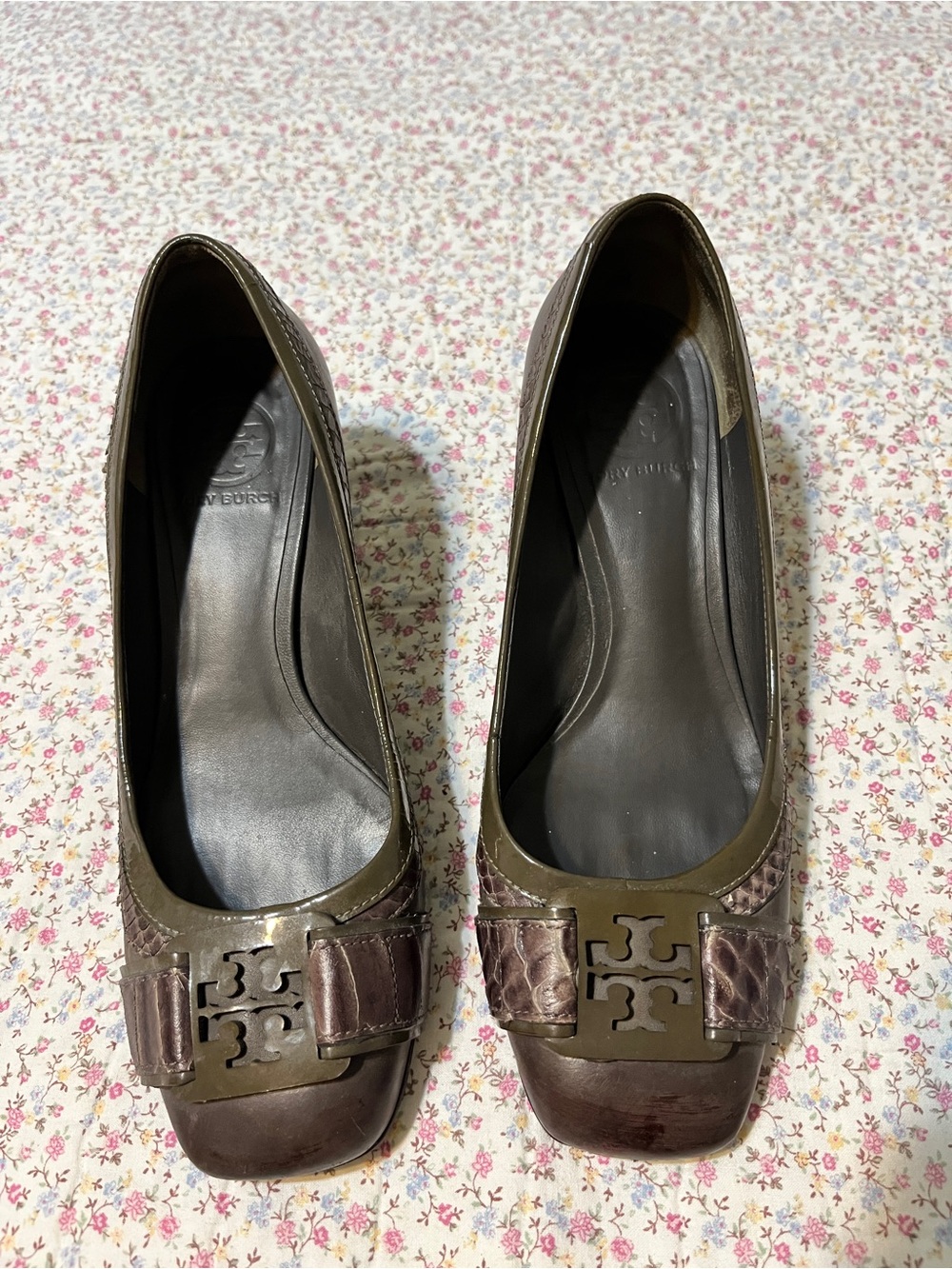 Tory Burch Odessa Olive and Brown Logo Square-Toe Heels. Size 7